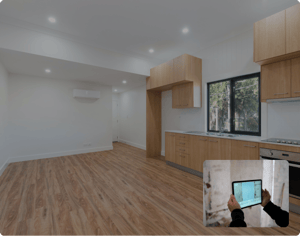 Appel vidéo contractow comment scanner une pièce avec des murs blancs, un sol en bois dur et une cuisine avec des armoires en bois avec un ipad pour obtenir un plan d'étage
